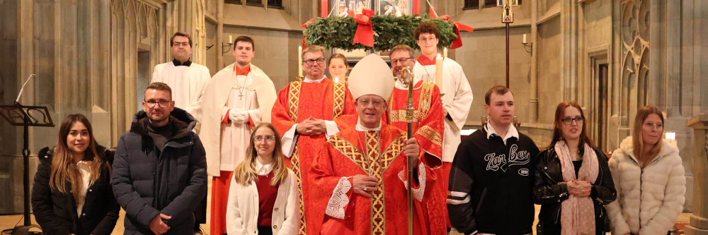 Weihbischof spendet Sakrament der Firmung