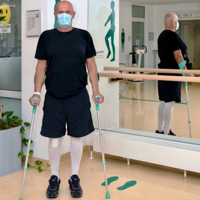 Ein neues Kniegelenk - und nach zwei Stunden wieder auf den Beinen