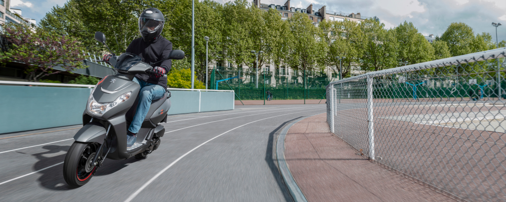 Grau und Rot - Trendfarben für den Roller in 2021