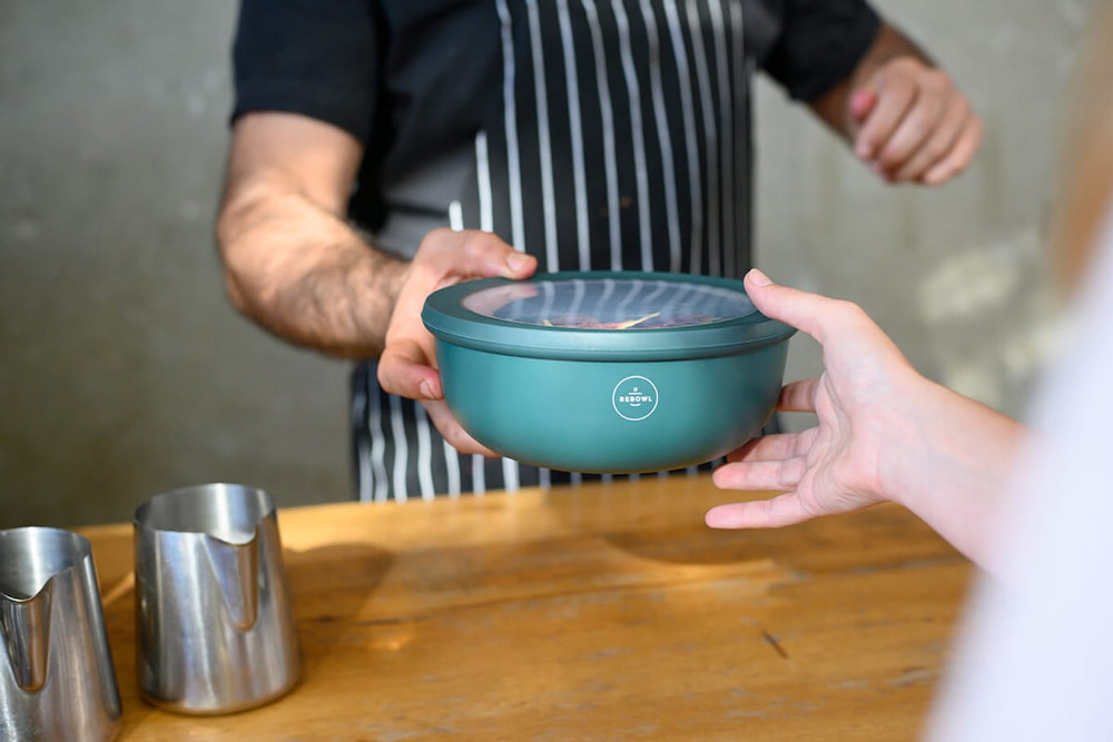 RECUP- und REBOWL-Pfandsystem rüstet Gastronomie für Mehrweg-Pflicht