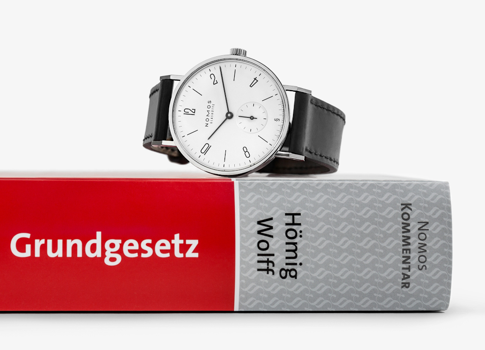 Tangente ist die bekannteste Armbanduhr von NOMOS Glashütte. Ein Sondermodell feierte kürzlich 70 Jahre Grundgesetz.