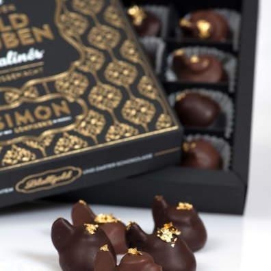 Passau: Die Confiserie Simon, seit fast 120 Jahren in der Drei-Flüsse-Stadt an der bayerisch-österreichischen Grenze zuhause, schuf eine Pralinenspezialität in Form der historischen Hutbedeckung der wohlhabenden Bürgerfrauen. Foto: TVO/Confiserie Simon