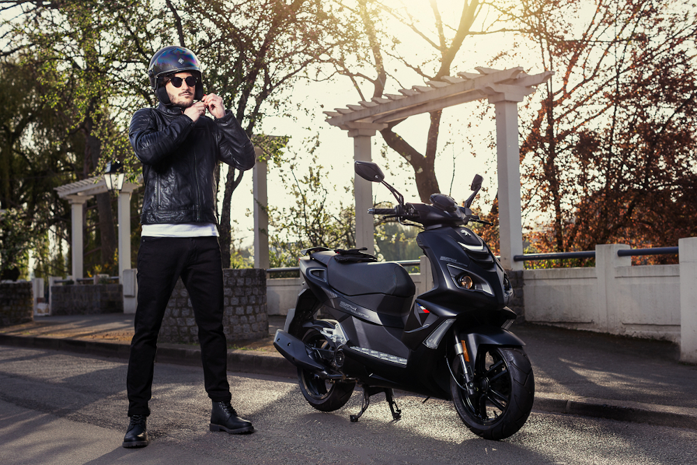 Sommer, Sonne, Scootertour – darauf sollten Fahrerinnen und Fahrer achten