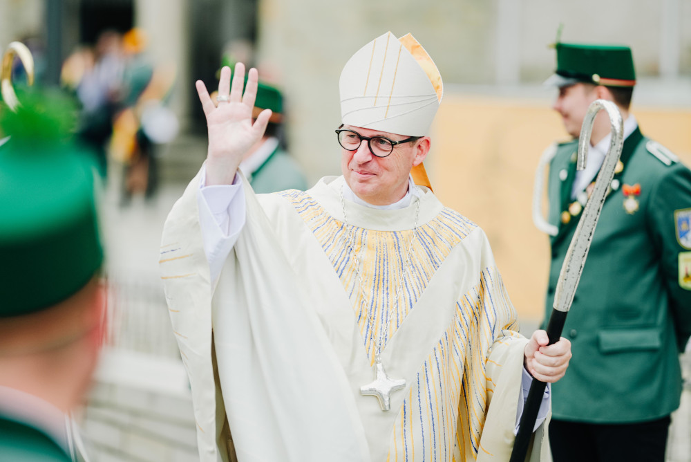 Der neue Weihbischof Josef Holtkotte nach seiner Weihe vor dem Paderborner Dom. Foto: Besim Mazhiqi / Erzbistum Paderborn.