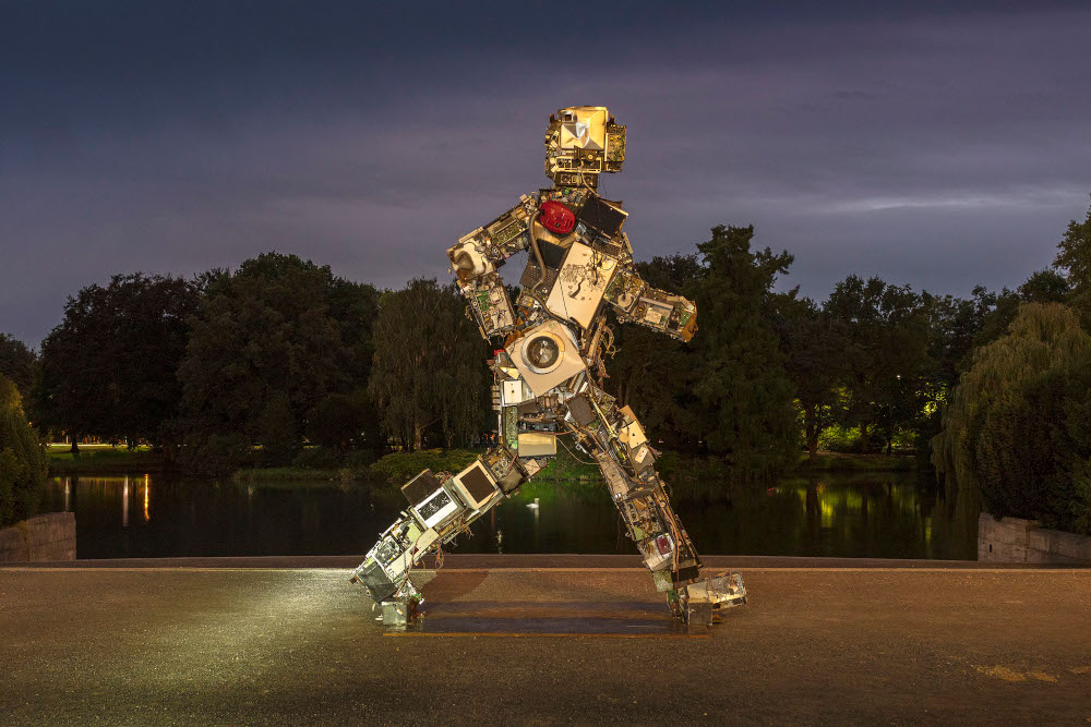 HA Schult: Der Wertgigant vor dem Landtag