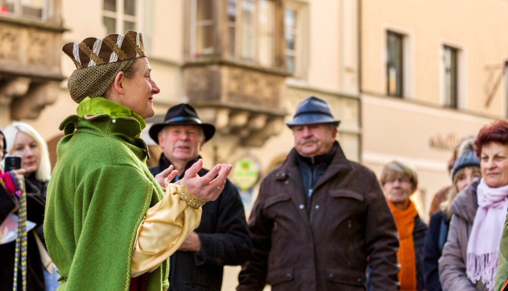 Im mittelalterlichen Kostüm präsentiert Herzogin Agnes Deggendorf aus dem Blickwinkel einer Frau, die vor 700 Jahren lebte und liebte. Foto: TVO/Stadt Deggendorf