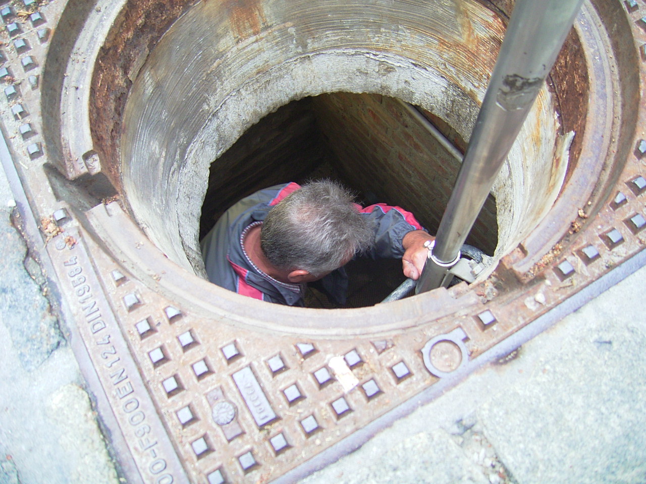     Gäste können in Dingolfing eine beeindruckende "Entdeckungsreise in die Unterwelt" unternehmen: Die unterirdischen Bauten dienten als Eiskeller der Brauereien. Die Tour "Brunneng"schichten" erzählt Dingolfings Geschichte anhand von mehr als 19 Brunnen, die heute das Stadtbild prägen. Foto: TVO/Stadt Dingolfing                                                           