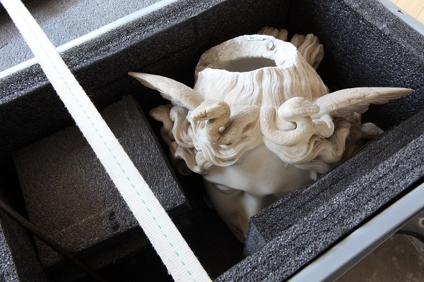 Christoph Brech: Musei Vaticani, Medusenhaupt des Perseus von Canova während der Restaurierung, 2011 ©Christoph Brech