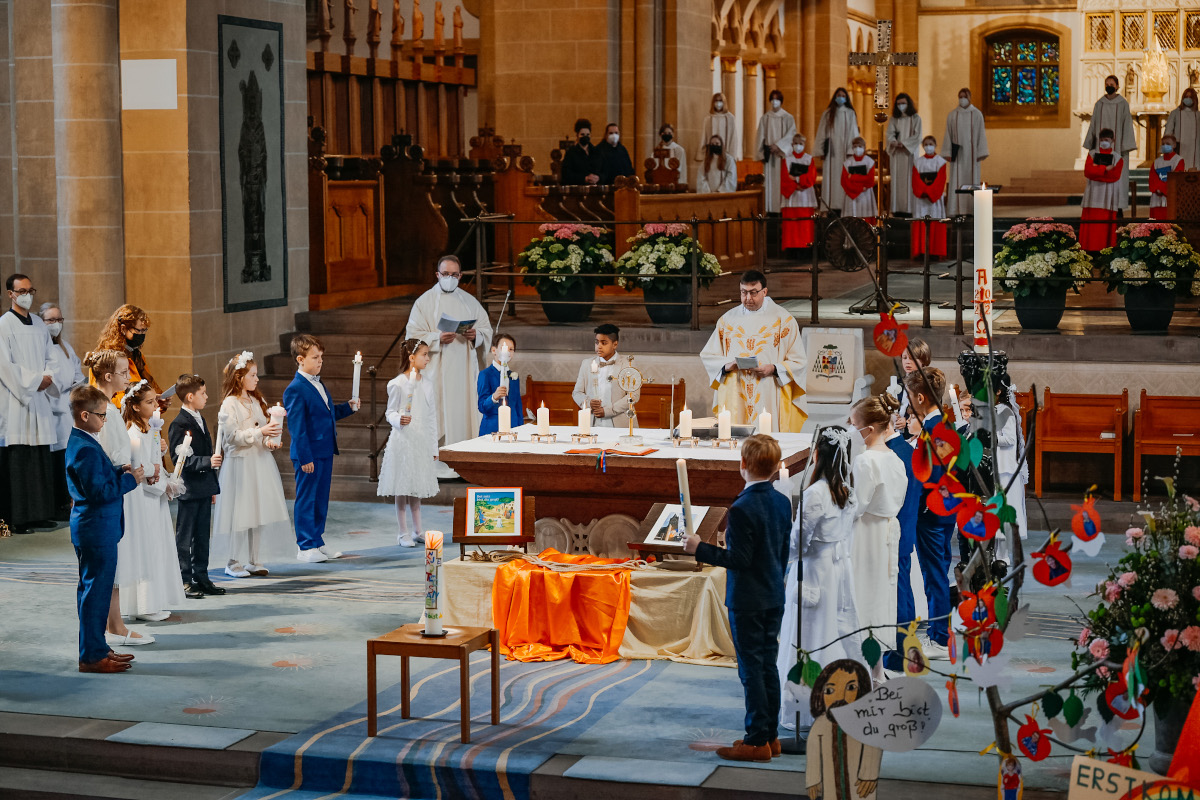 18 Mädchen und Jungen feierten Erstkommunion im Hohen Dom