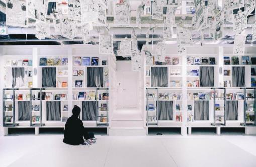 Ein Bett zwischen tausenden Büchern