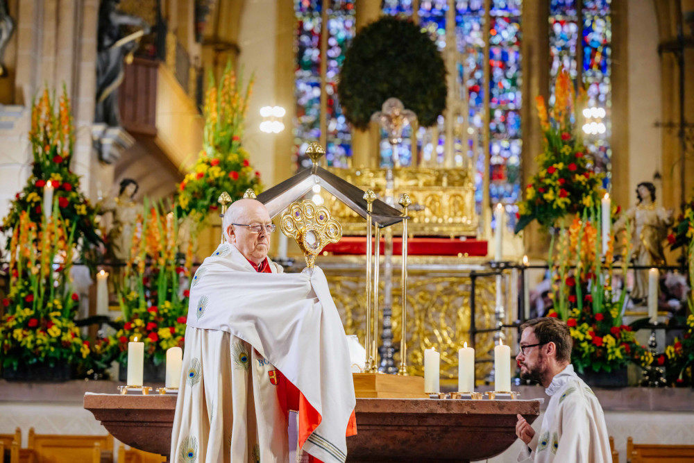 Erzbischof Hans-Josef Becker spendete zum Abschluss der Sakramentsandacht den sakramentalen Segen ©Besim Mazhiqi / Erzbistum Paderborn