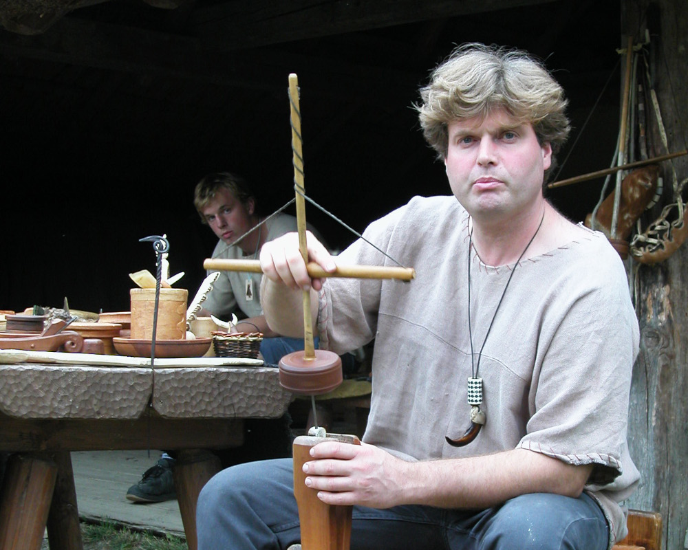 Uhldi Trickkiste 1: Wolfgang Lobisser als Uhldi beim Bohren. Copyright Wolfgang Lobisser                                                                                        