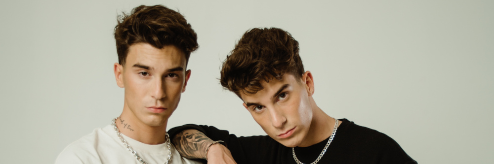 Artist To Watch: RUMELIS Twins veröffentlichen Debüt-Single “WRONG TIME, WRONG PLACE”  OUT NOW