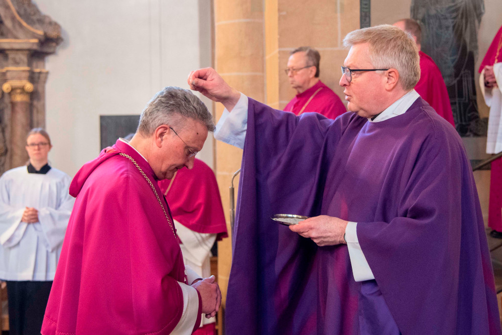 Mit Aschekreuz in die Fastenzeit starten