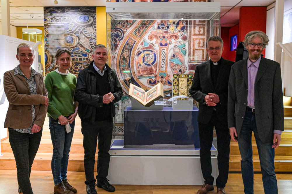 Prachtvolle Handschrift aus der Prager Burg in Paderborn eingetroffen.