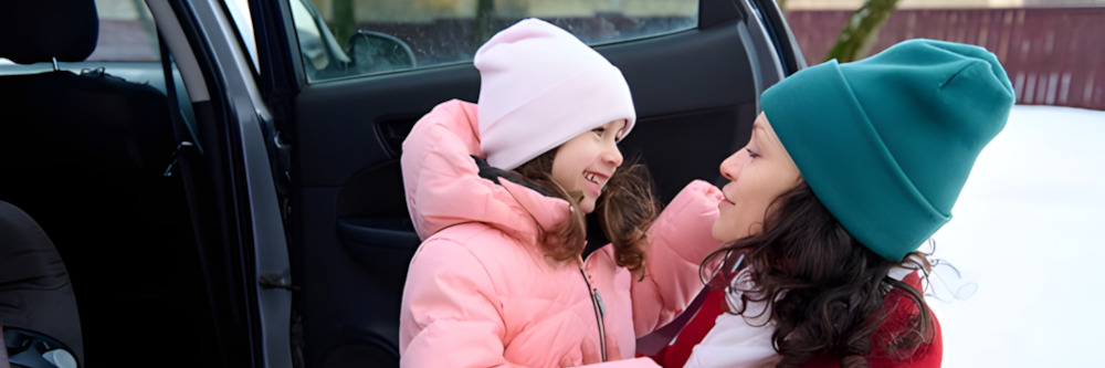 Der ACV erklärt, warum dicke Winterjacken im Kindersitz zur Gefahr werden können