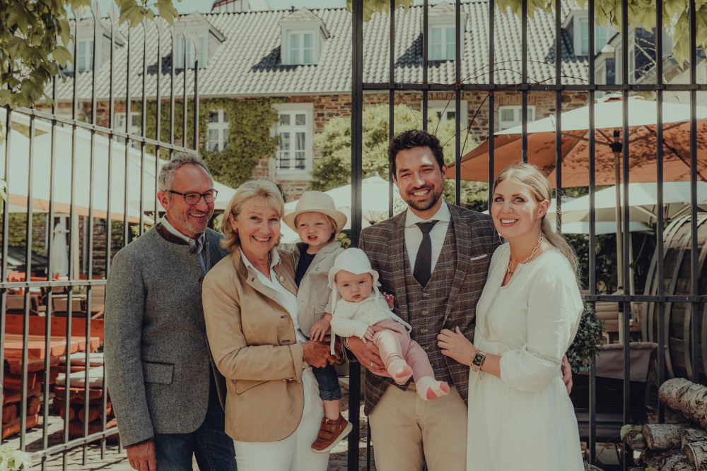 Jessica Schwarz übergibt Special Award der ahgz Allgemeine Hotel- und Gastronomie-Zeitung