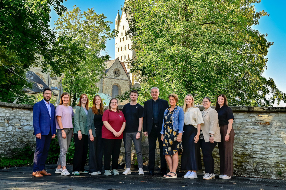 Generalvikar Thomas Dornseifer gratuliert zu erfolgreich abgeschlossenen Aus- und Weiterbildungen