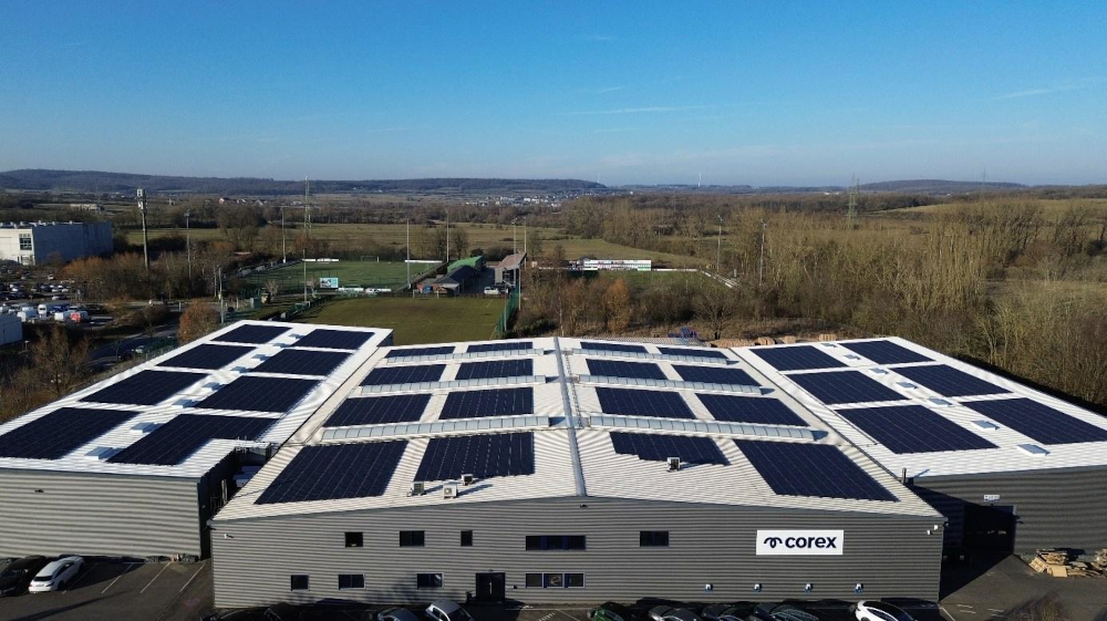 Wie ein neuartiges Leichtbau-Modul die Solaranlage auf dem Fabrikdach von Corex möglich machte