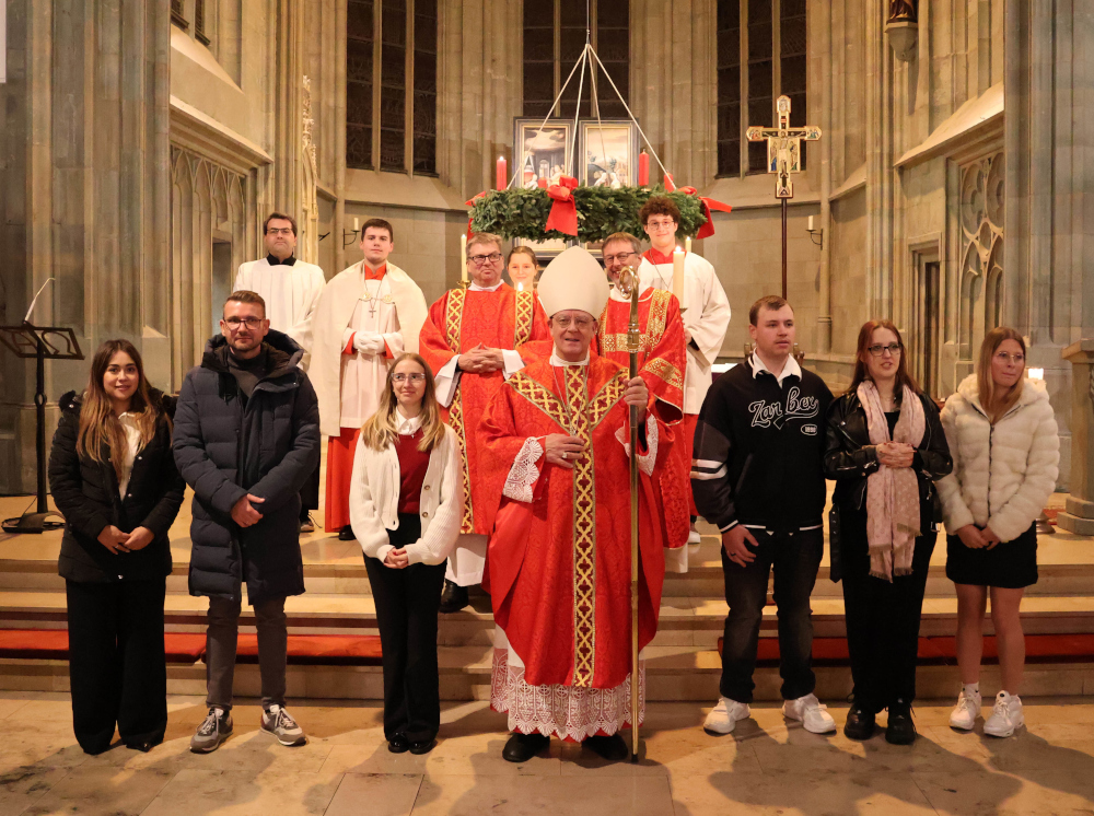 Weihbischof Matthias König firmt in Werl sechs Erwachsene