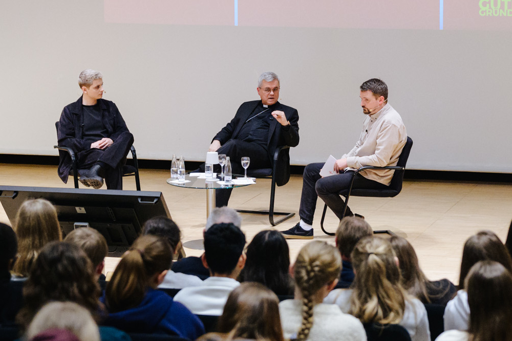 Newsfluencer Fabian Grischkat, Erzbischof Dr. Udo Markus Bentz und Moderator Thomas Kuhr