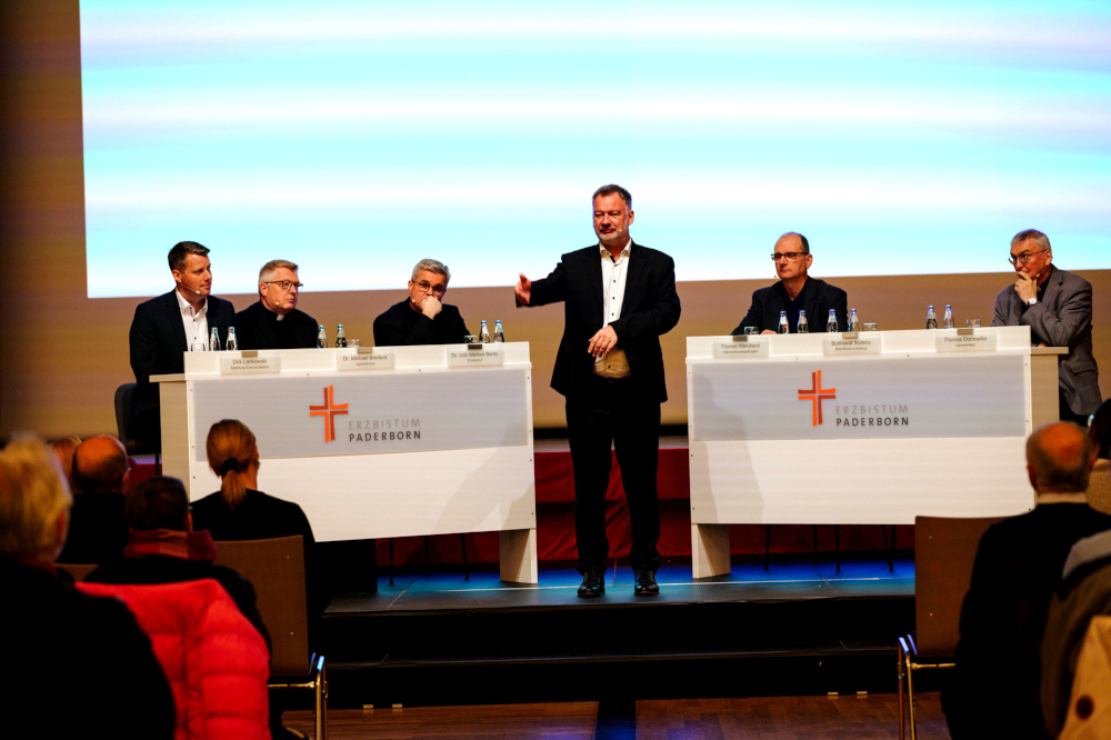 Erzbistum Paderborn geht nach der Aufarbeitungsstudie mit Menschen in den Dialog