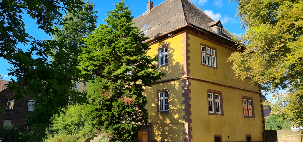 Schloss Amelunxen in Beverungen erhält eine Bronzeplakette