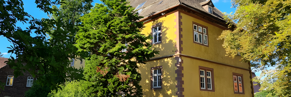 Schloss Amelunxen in Beverungen erhält eine Bronzeplakette