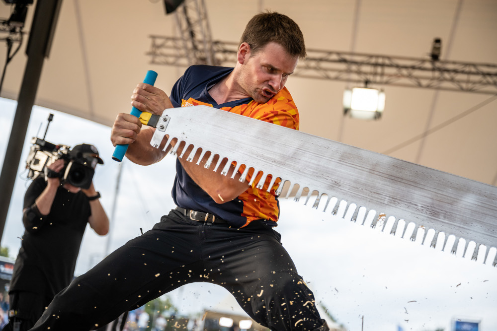 Sportholzfäller Robert Ebner macht sich mit Weltrekord zum Deutschen Meister 2021