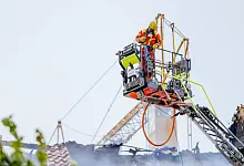 Löscharbeiten am Dachstuhl