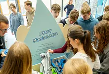 Schüler in der Ausstellung