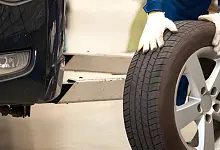 Ein Mechaniker montiert Winterreifen