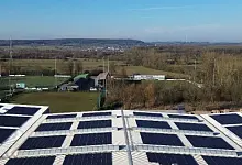Module auf dem Fabrikdach