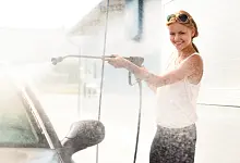 Frau wäscht Auto