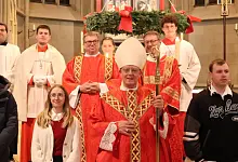 Weihbischof spendet Sakrament der Firmung