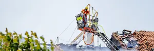 Löscharbeiten am Dachstuhl