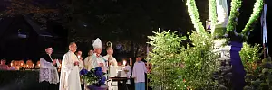 Am Ziel der Lichterprozession angekommen