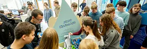 Schüler in der Ausstellung