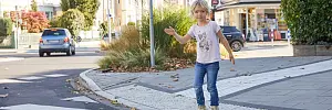 Kind am Zebrastreifen