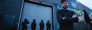 Christoph Bösener vor der LaserTag-Arena -