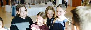 Nach der Podiumsdiskussion tauschten sich die Schülerinnen und Schüler in Kleingruppen zu ihren Erfahrungen im Netz aus ©Anna-Sophie Meyer / Erzbistum Paderborn
