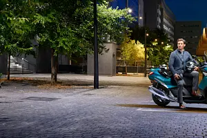 Der neue Peugeot Metropolis verfügt über die neuesten Fahrerassistenzsysteme wie den automatischen Warnblinker – eine Weltneuheit für Dreiradroller. Quelle: Peugeot Motocycles