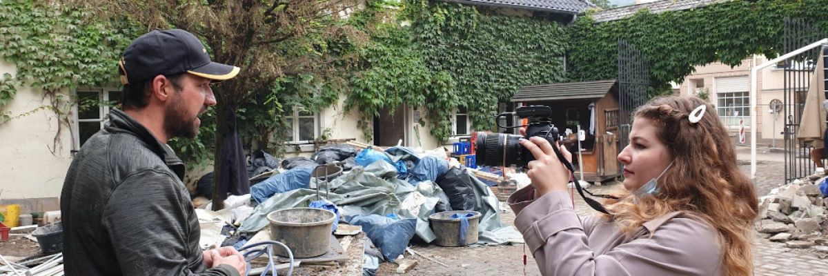 Hotelier Daniel Hempen zeigt Flutreporterin Lisa-Marie Jeschina seinen zerstörten Traum 