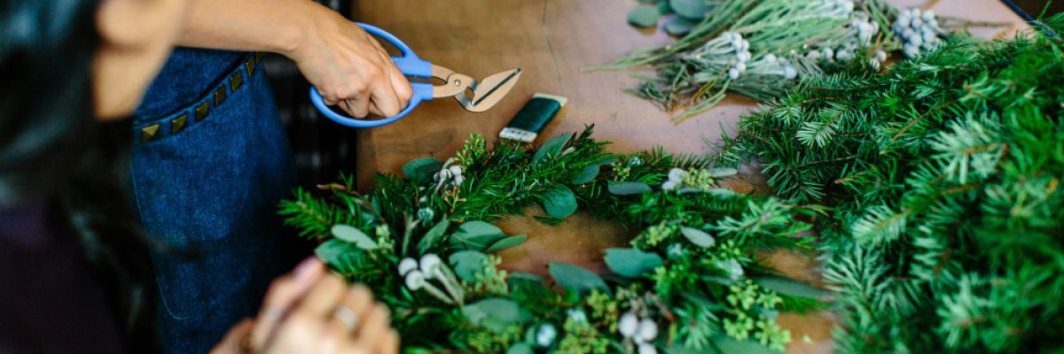 Auswahl an Schnittgrün für den Adventskranz