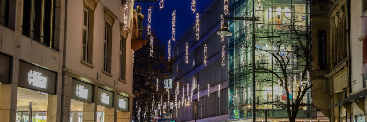 Die Montage der Lörracher Weihnachtsbeleuchtung beginnt