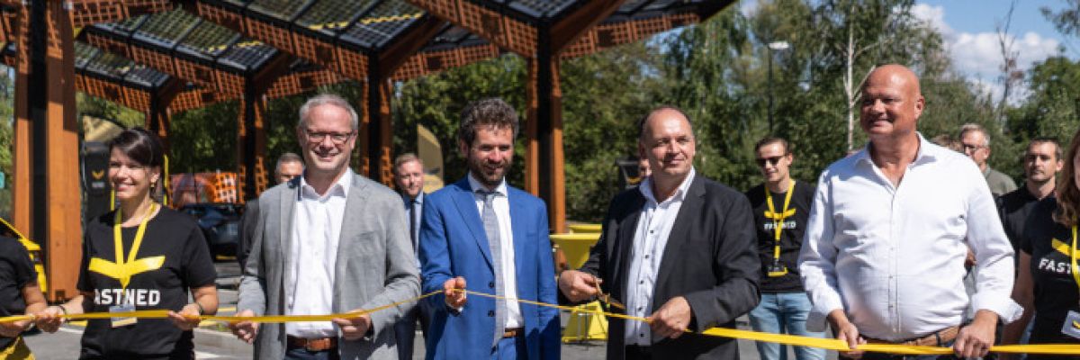 Von links: Rafaela Heming, Commuications Manager Fastned, Caro De Brouwer, Network Development Director Fastned, Rouven Beeck, Geschäftsführer Bochum Wirtschaftsentwicklung, Michiel Langezaal, CEO Fastned, Viktor Haase, Staatssekretär des Ministeriums für Umwelt, Naturschutz und Verkehr des Landes Nordrhein-Westfalen, Hans H. Sudhoff, Grundstücksverpächter, Linda Boll, Head of Public Affairs Germany Fastned 