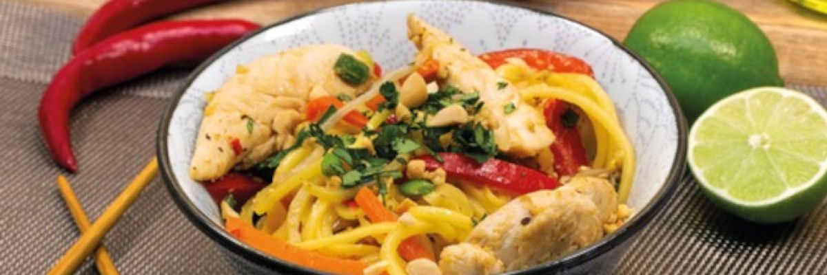 Ideal für heiße Tage: Öffnet die Poren und hilft dabei, die Körpertemperatur zu senken – thailändisches Pad Thai mit Chili und Nudeln aus Kartoffelspiralen ©KMG/die-kartoffel.de