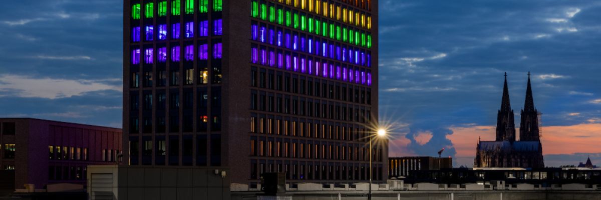 Die Zurich Gruppe Deutschland lässt ihre Direktion in Köln während der ColognePride in Regenbogenfarben erstrahlen  ©Zurich