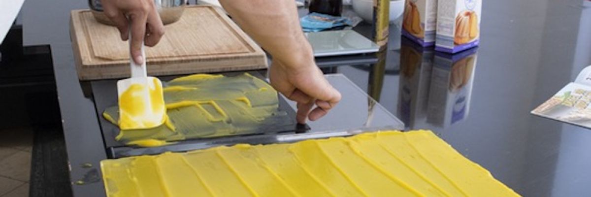 Bioplastikmasse wird auf einer glatten Oberfläche aufgetragen und härtet aus. Zum Wettbewerb „Mein(e) Plastik ist bio!“ kann die (Bio-)folie anschließend weiterverwendet werden ©BMBF/Wissenschaftsjahr 
