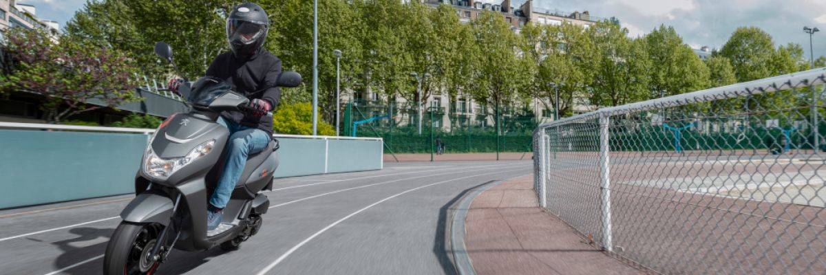  	 Voll im Trend und dynamisch unterwegs mit dem Peugeot Kisbee in dezenten Grautönen. © Peugeot Motocycles